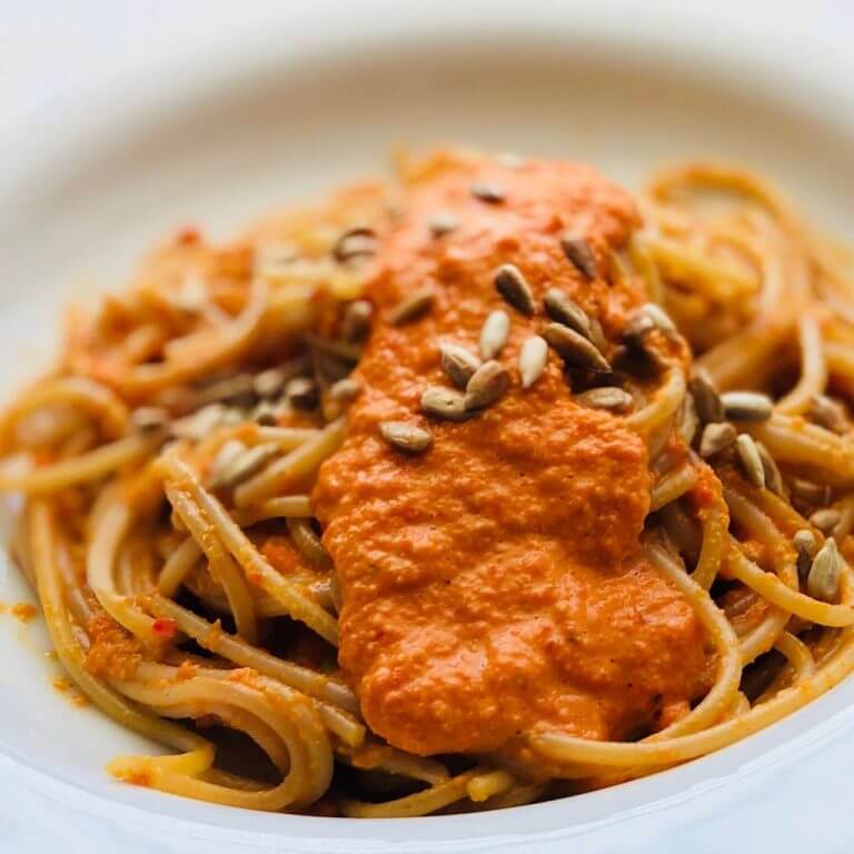 Vollkorn-Spaghetti mit frischer Paprika-Sauce - leckervital