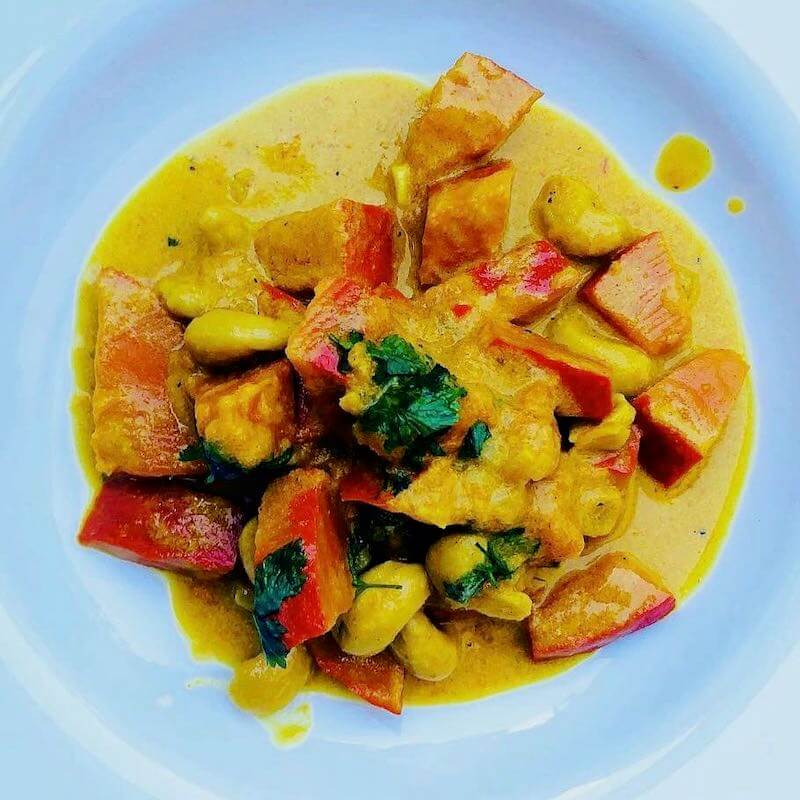 Kürbis-Curry von oben, quadratisch, mit Koriander